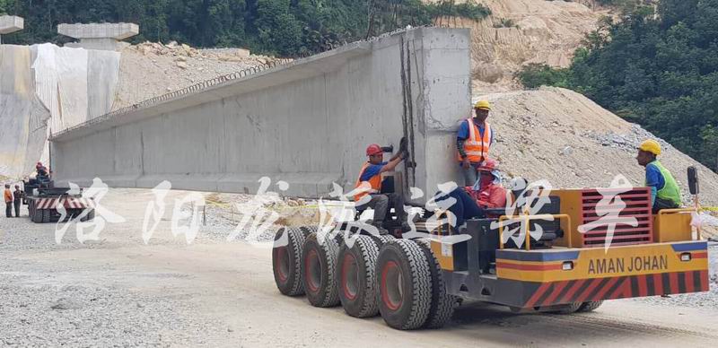 文萊項(xiàng)目200T運(yùn)梁車現(xiàn)場(chǎng)圖片